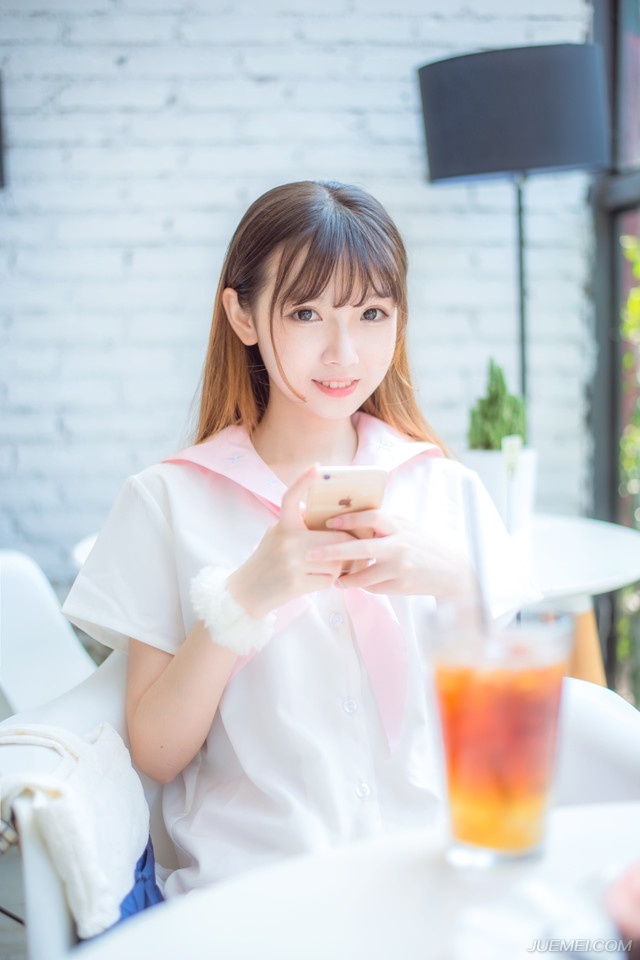 “快看，那是什么？”一名将士突然看向江面，惊讶道。